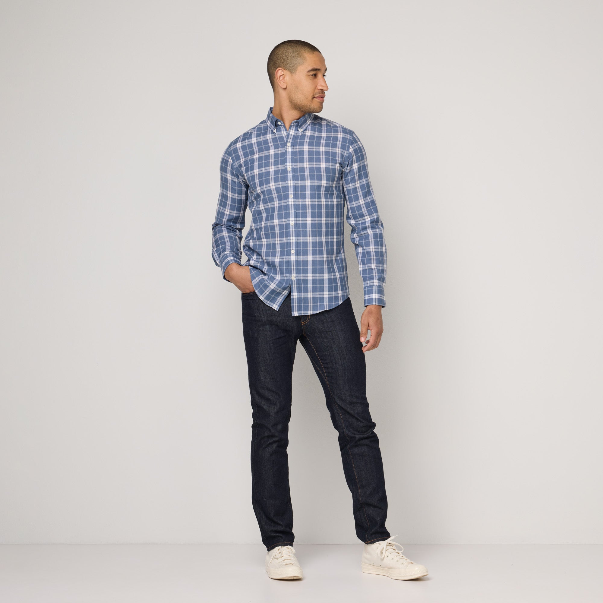 model-spec:Temple is 6'2", 185 lbs, and wears size M