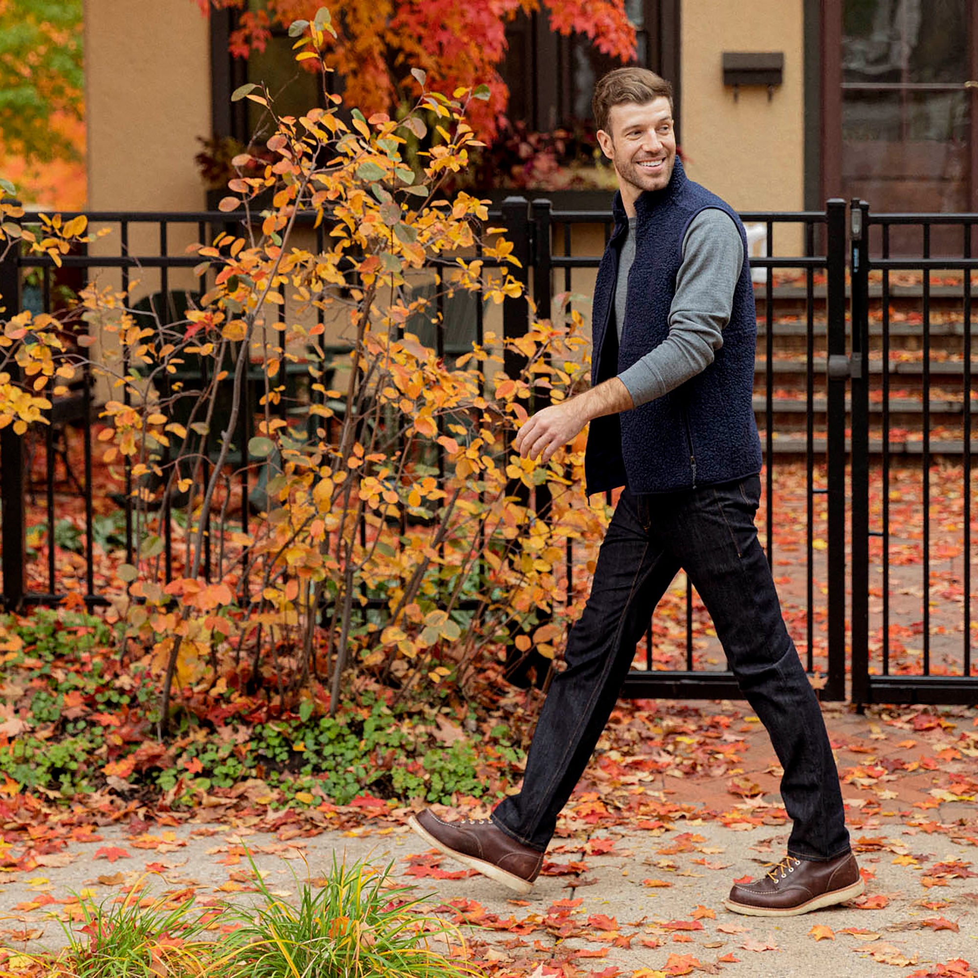 model-spec:Luke is 6'1", wearing size M