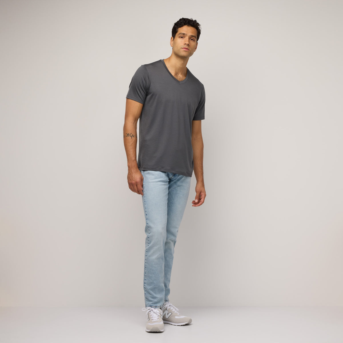image-on-hover,model-spec: Zach is 6'4", 185 lbs, and wears size L