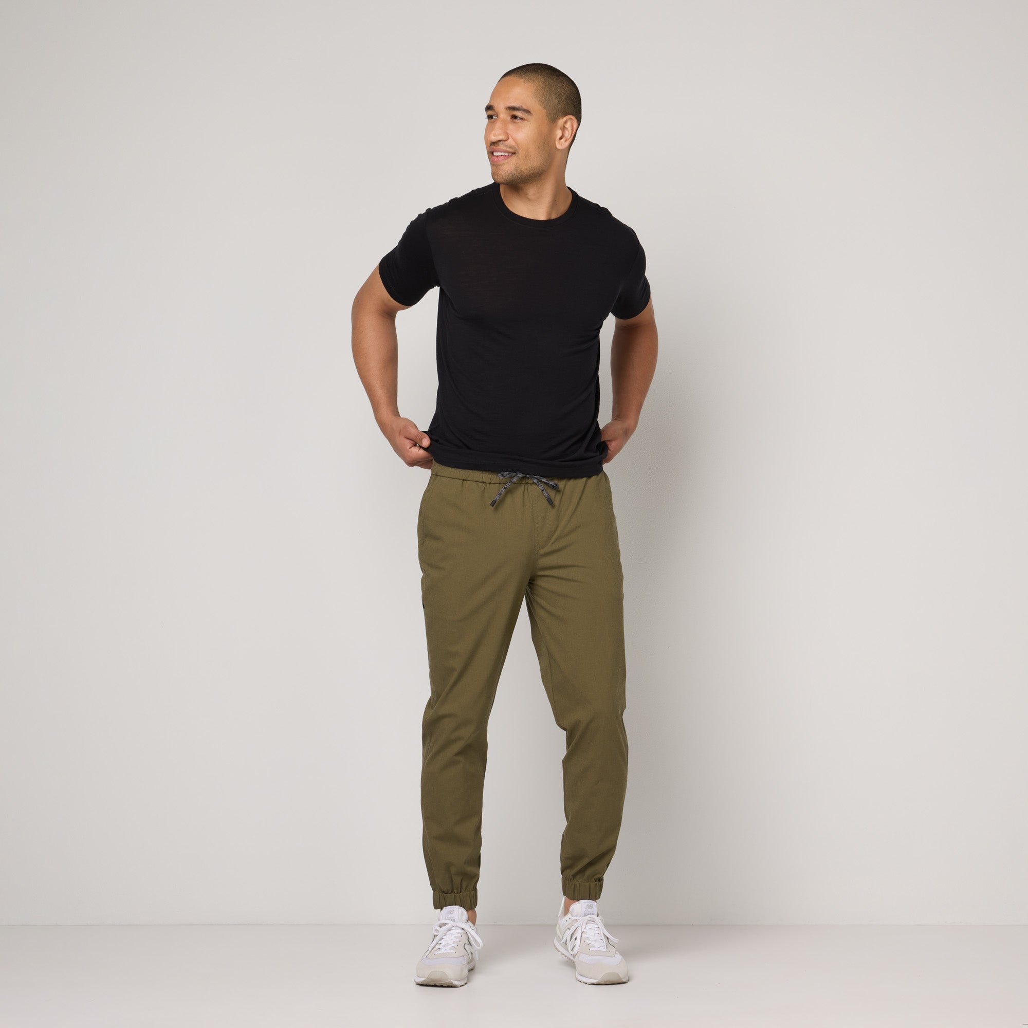 model-spec:Temple is 6'2", 185 lbs, and wears size M