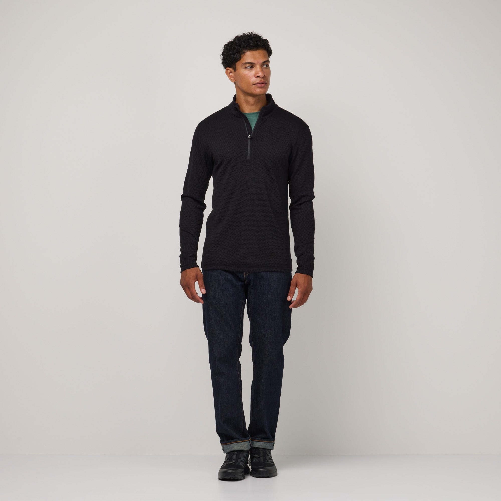 model-spec:Nico is 5'11", and wears size M