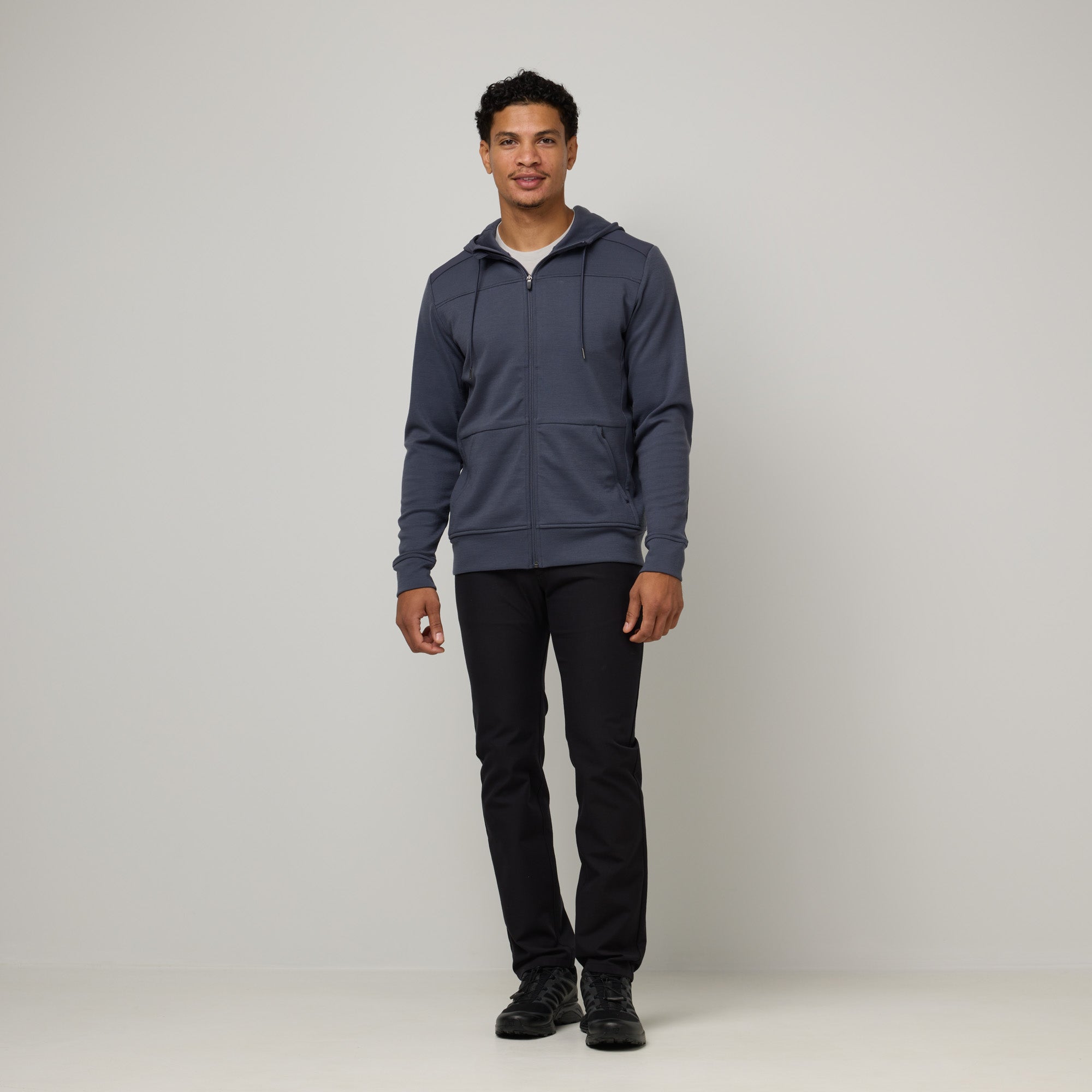 model-spec:Nico is 5'11", and wears size M