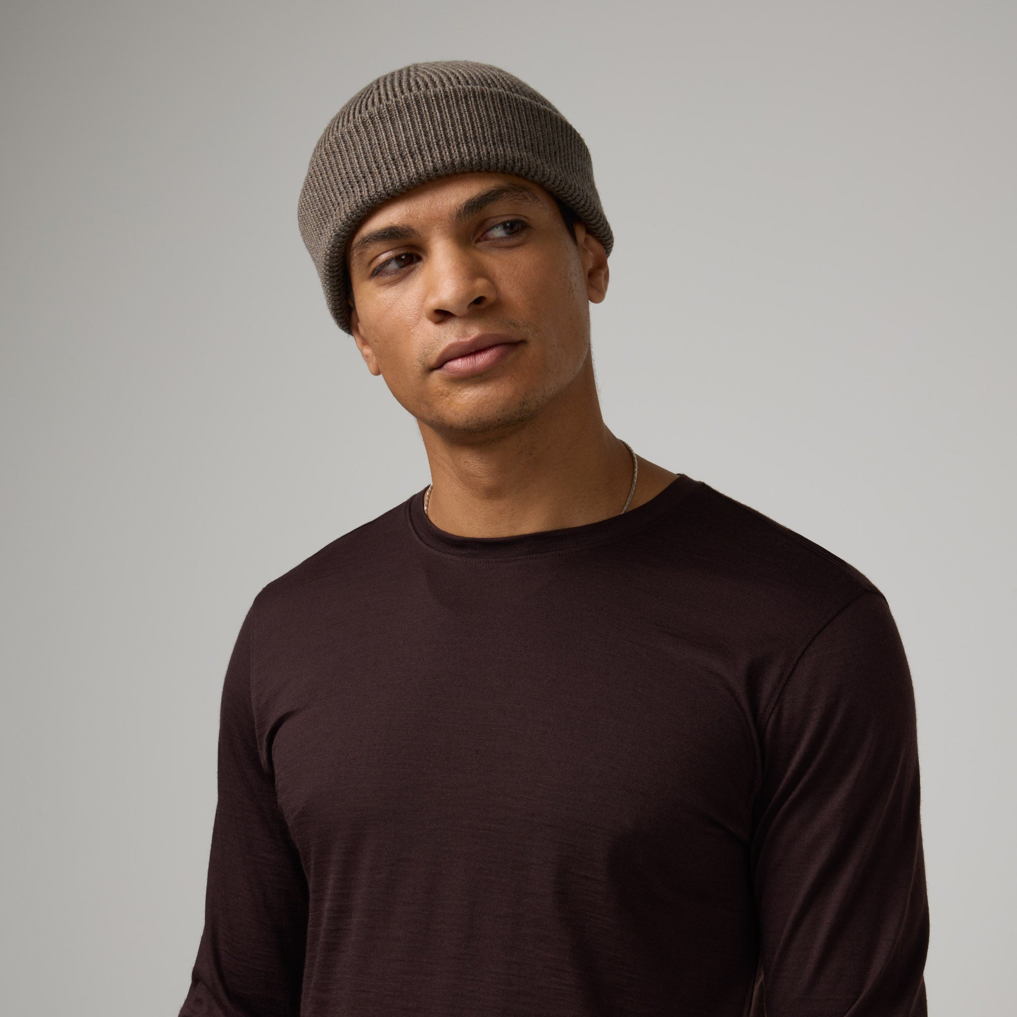 model-spec:Niko, double cuff: Shorter fit, sits higher on the head